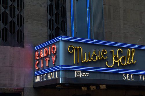 Lettres en néon emblématiques du Radio City Music Hall