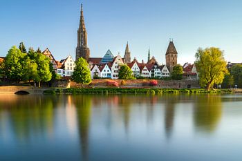 Panorama der Stadt Ulm im Frühling, mit Fluss Donau und ulmer Münster