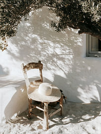Rustikaler Stuhl im Schatten eines Olivenbaums – Mediterranes Bild von StudioRemier