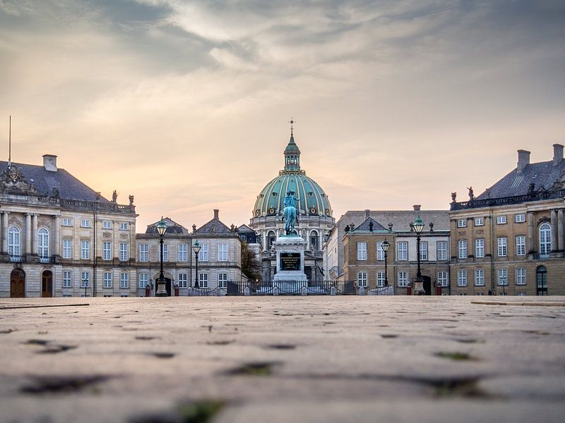 Het plein van Amalienborg Royal Palace . Copenhagen, Denmark, zonsopgang von Ruurd Dankloff