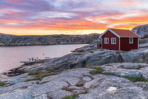 cabane rouge dans l'archipel