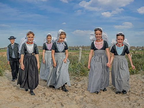 Kinderen in Walcherse dracht op de duinen