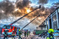 Doppelter Drehleiter-Einsatz bei Großbrand