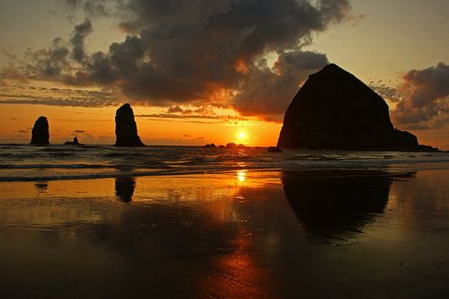 Haystack Rock, Cannon Beach bij zonsondergang