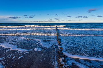 Wellen und Buhne am Strand der Ostsee in Heiligendamm