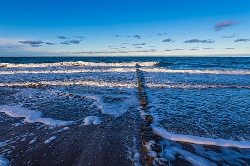 Waves and groyne on the Baltic Sea beach in Heiligendamm by Rico Ködder