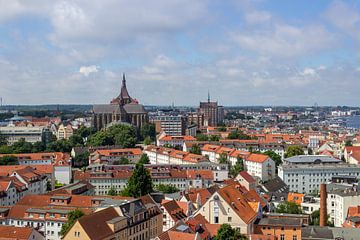 Uitzicht over de daken van de Hanzestad Rostock van Reiner Conrad