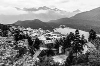 St. Moritz in het Engadin in Zwitserland - monochroom