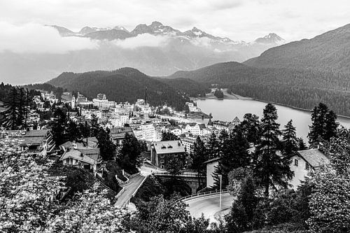 St. Moritz in het Engadin in Zwitserland - monochroom van Werner Dieterich