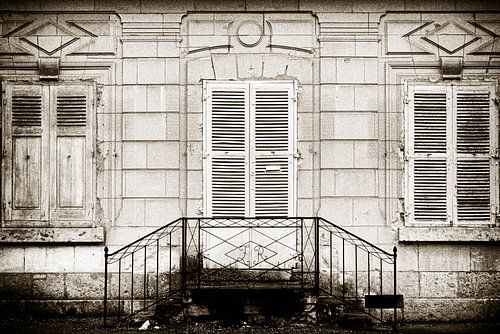 Abgelaufene Fassade mit Fenstern und Tür