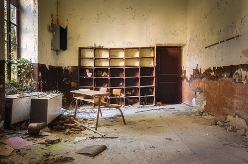 Raum zum Arbeiten – verlassene Schule, Frankreich.
