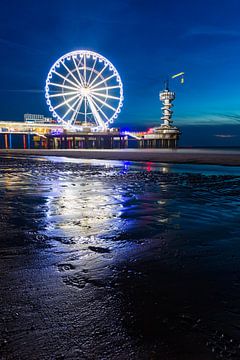 Scheveningen Pier Reuzenrad in de nacht met reflectie op het zand van Dexter Reijsmeijer