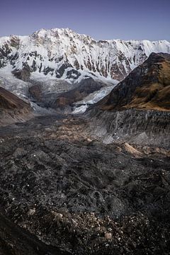 Annapurna met gletsjer  van Roel Beurskens