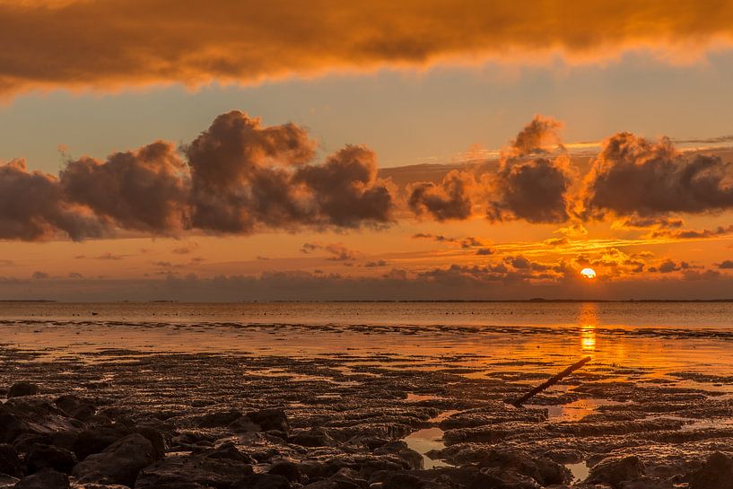 Sonnenuntergang im Wattenmeer. von Erik de Rijk