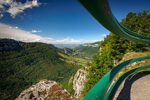 Superbes vues sur les pentes raides des montagnes profondes vallées