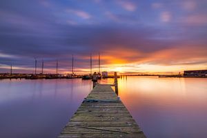 Sonnenuntergang am Museumshafen in Lauwersoog an einem schönen Abend
