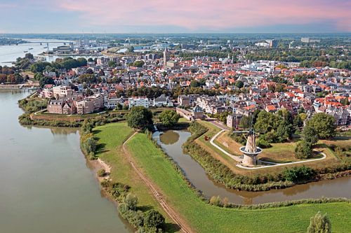 Luchtfoto van de historische stad Gorinchem aan de rivier de Merwede in Nederland bij zonsondergang