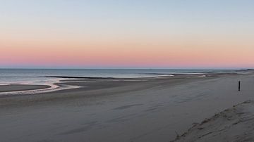 Plage abandonnée de Den Helder sous un ciel pastel sur Bram Lubbers