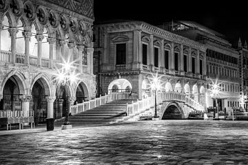 VENICE Riva degli Schiavoni by Night black and white | Monochrome van Melanie Viola