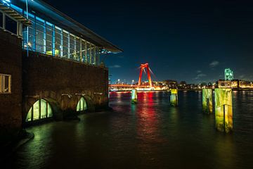 Rotterdams rote Willemsbrug am Abend mit Spiegelungen
