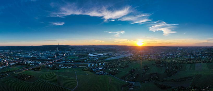 Panorama Sonnenuntergang über Stuttgart Untertürkheim und den Weinbergen des Kappelbergs, Baden-Würt von Capture ME Drohnenfotografie