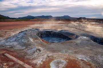 Hverir, IJslands Hverarond, is een geothermisch gebied in Myvatn. Hverir ligt bij het meer van Myvatn, Krafla, in het noordoosten van IJsland, Europa. van Thilo Wagner