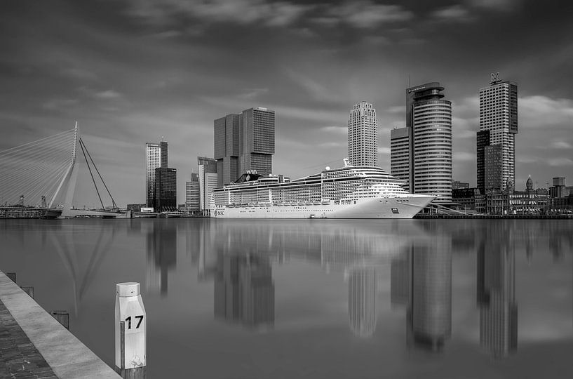 Cruise Terminal Rotterdam in zwart/wit van Dennisart Fotografie