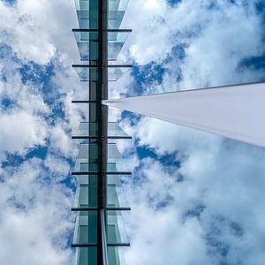 Reflets de nuages dans un bâtiment en verre
