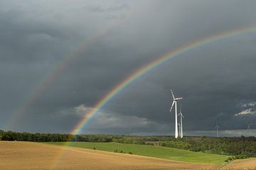 Regenboog boven windturbine van Alexander Kiessling