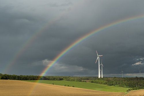 Regenboog boven windturbine