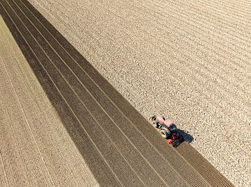 Tractor bewerkt de grond in de lente van bovenaf gezien van Sjoerd van der Wal Fotografie