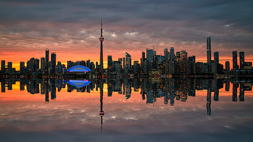 Toronto skyline bij zonsondergang met reflectie