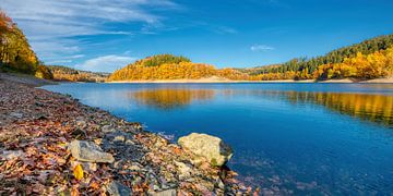 Aggertalsperre in schönen Herbstfarben von Henrys-Photography