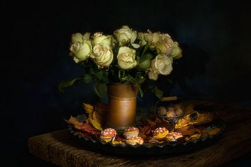 Herfst stilleven met rozen en herfstbladeren. van Saskia Dingemans Awarded Photographer