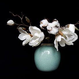 Coton et Magnolia dans un vase vert clair sur StudioMaria.nl