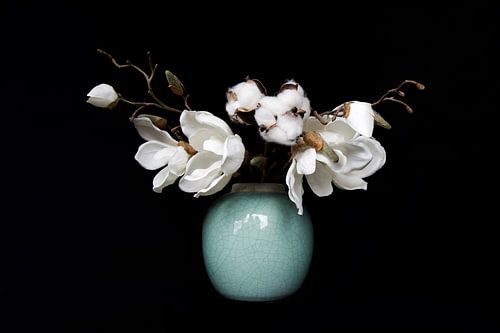 Katoen en Magnolia in licht groene vaas