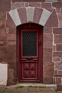 Prachtig smeedwerk in lilla rode deur Saint Jean Pied de Port van Ton Van Zeijl
