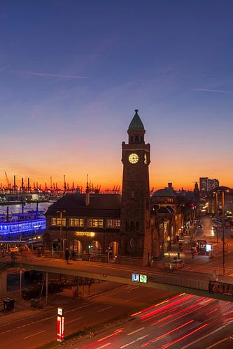 St.-Pauli-Landungsbrücken bei Abenddämmerung