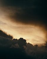 Ciel de nuages dramatiques au coucher du soleil