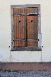Braune Fensterläden mit Herzchen von Stadspronk