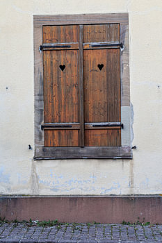 Braune Fensterläden mit Herzchen
