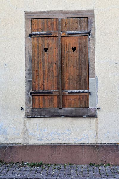 Bruine luiken met Hartjes van Stadspronk