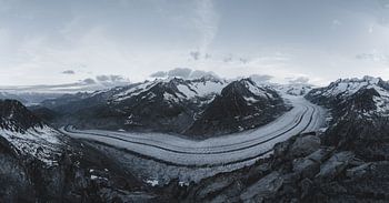 Panorama der Landschaft am Aletschgletscher in der Schweiz zwischen den Bergen