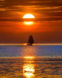 Zonsondergang en zeilboot bij Harlingen tijdens eb sur Harrie Muis