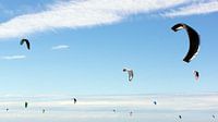 Kitesurfers kites in de lucht van Scheveningen van Bart Hageman Photography thumbnail