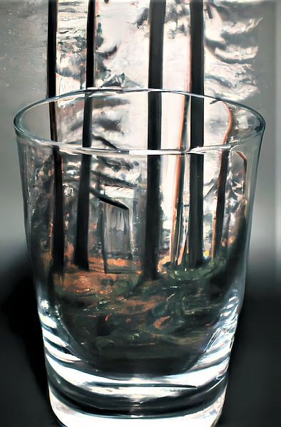 Klares Glas mit geisterhafter Waldlandschaft, die aus dem Glas zu wachsen scheint von Maud De Vries