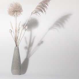Stilleven met (droog)bloemen van Theo Bense