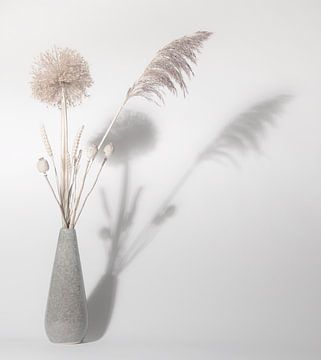 Still life with (dried) flowers by Theo Bense