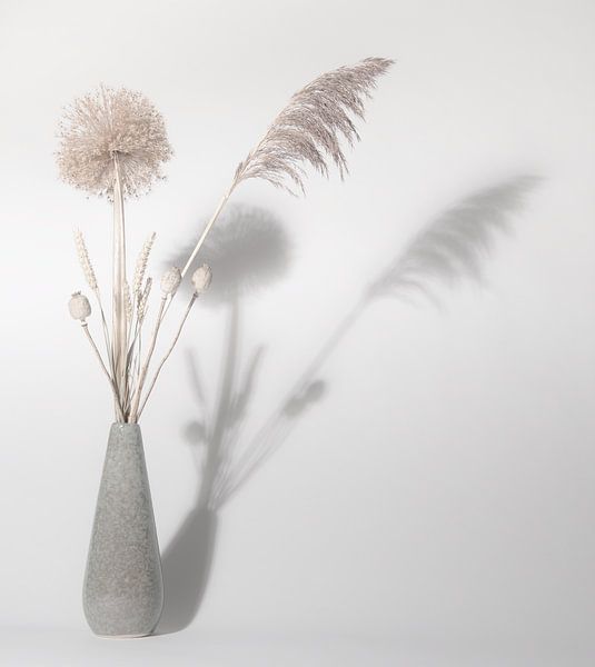 Nature morte avec des fleurs (séchées) par Theo Bense