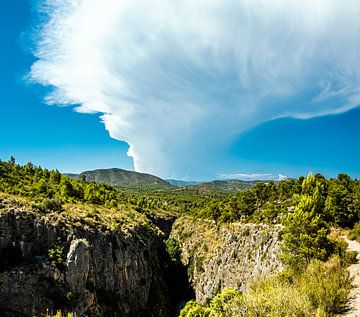 Nuages au-dessus des gorges du Turia avec falaises abruptes à Chulilla Valence Espagne sur Dieter Walther